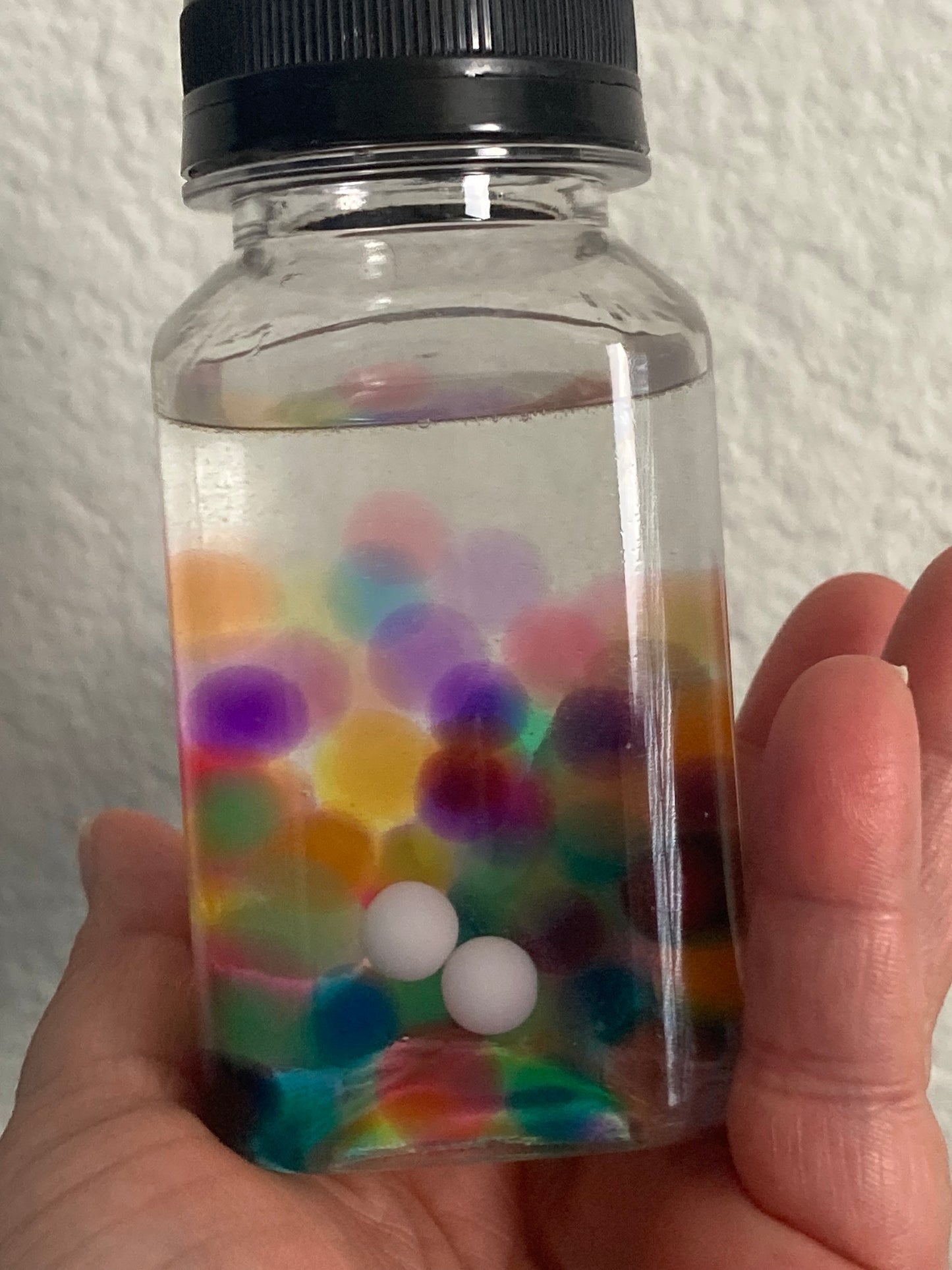 Botella sensorial de perlitas de colores